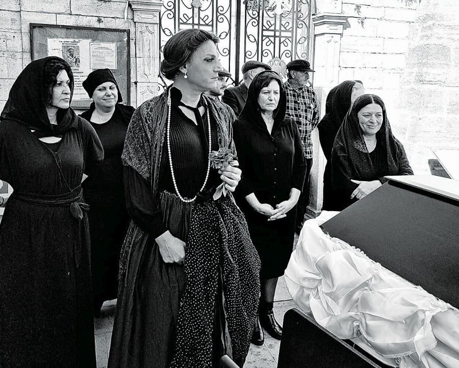 Φ4 Κλικ αλά Φελίνι από την σκηνή της κηδείας του Καρυωτάκη