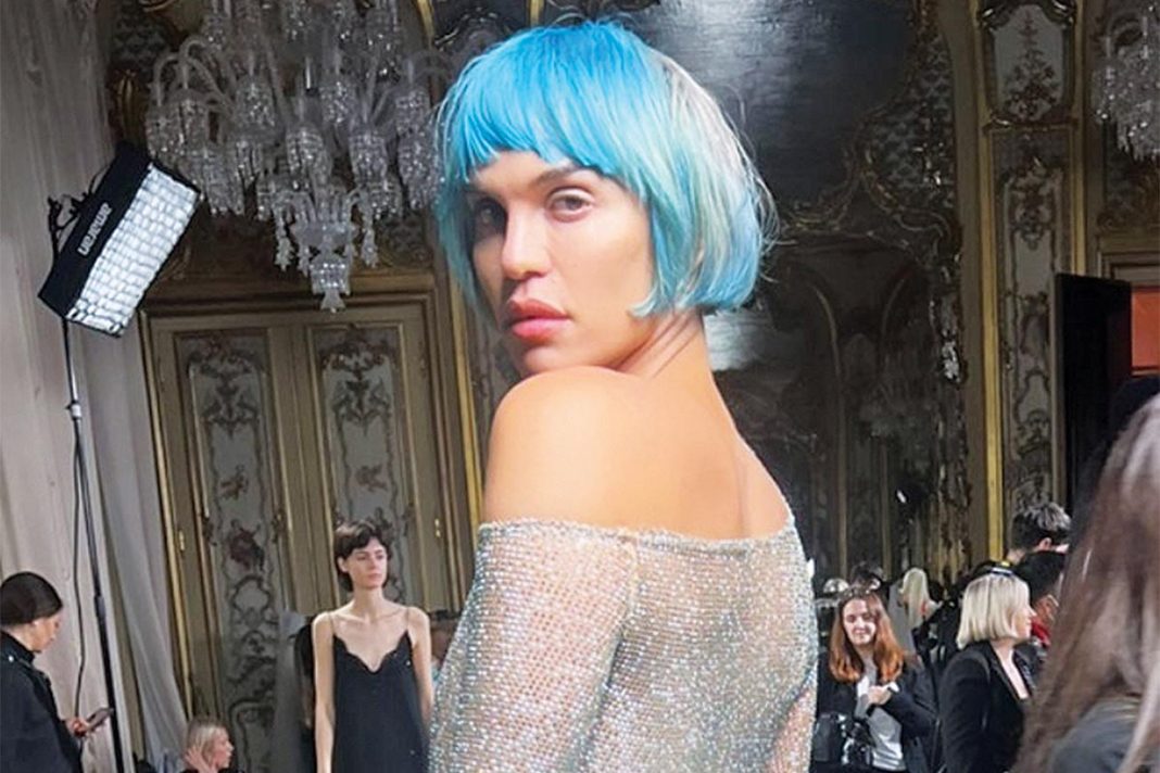 Η Τζεφ Μοντάνα σε catwalk στο Παρίσι με ρούχα by Σήλια Κριθαριώτη