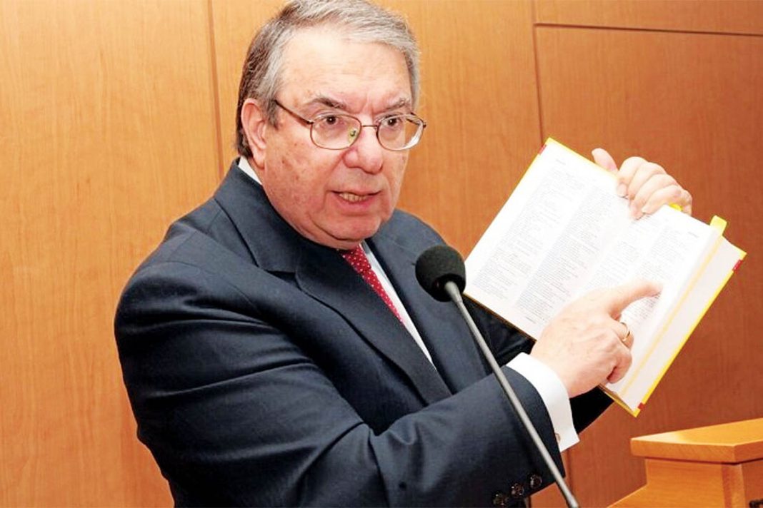 Βολές Μπαμπινιώτη κατά ΕΡΤ για τη μη μετάδοση των εκπομπών του για την ελληνική γλώσσα