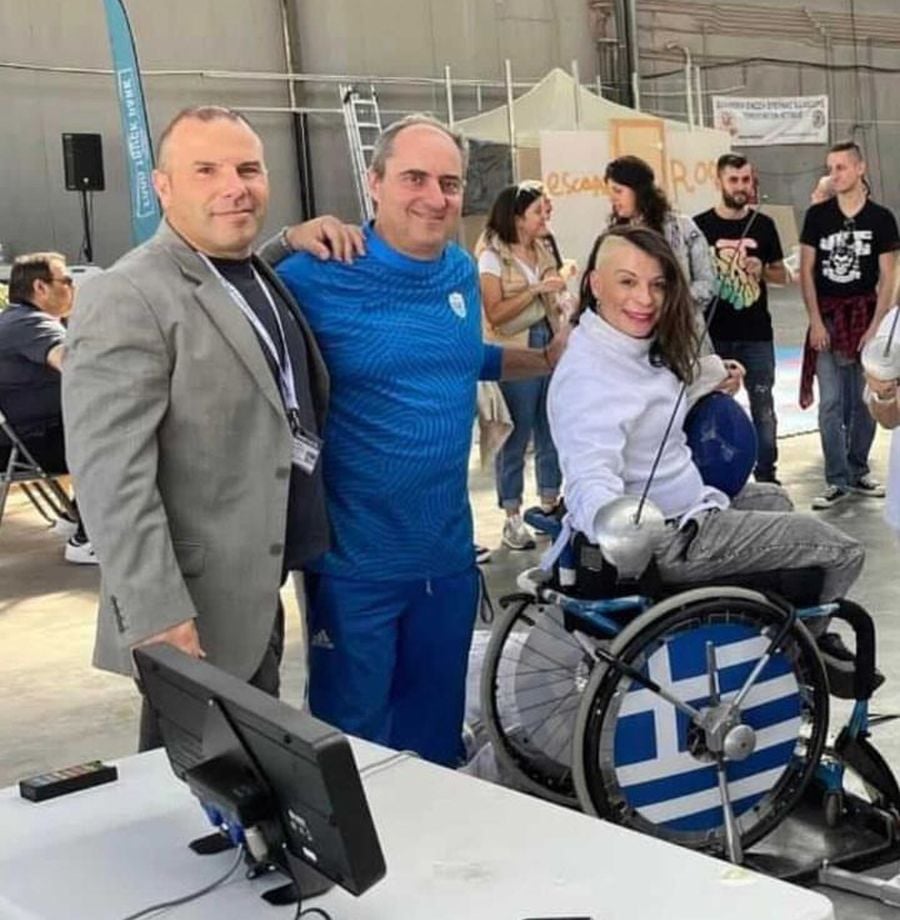 1 Ο Δημήτρης Ζαχαράτος ο Δημήτρης Κάζαγλης και η Πένυ Σκαρου στο καροτσάκι με τα εθνικά μας χρώματα