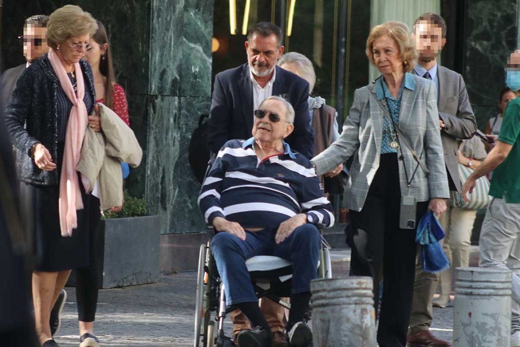 Ο τέως βασιλιάς Κωνσταντίνος έκανε βόλτα στην Αθήνα σε αναπηρικό καροτσάκι