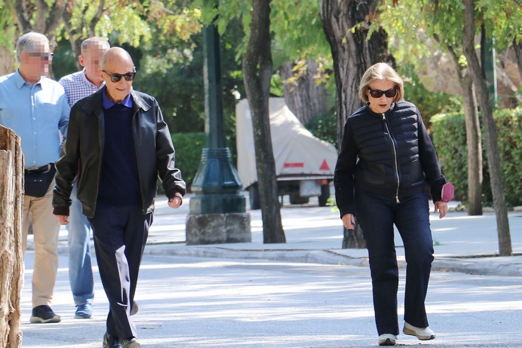 Εντοπιίσαμε το ζεύγος Σημίτη να κάνει τον περίπατό του στο Ζάππειο