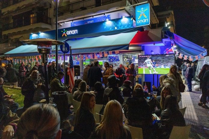 Ο αγώνας Αγγλία-ΗΠΑ όπως τον έζησαν οι φίλαθλοι σε κατάστημα ΟΠΑΠ στη Θεσσαλονίκη