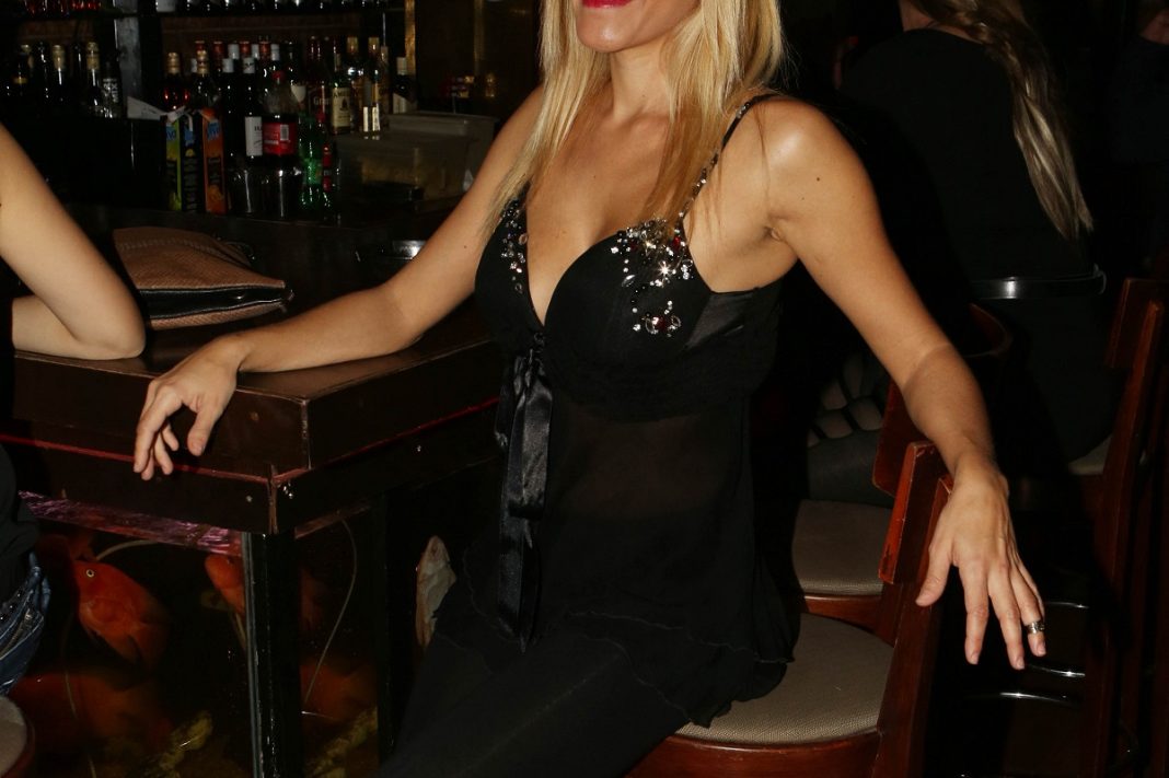 «Ο πρώην σύντροφός μου πήρε πίσω όλα του τα δώρα, μέχρι και τη θερμοκουβέρτα»