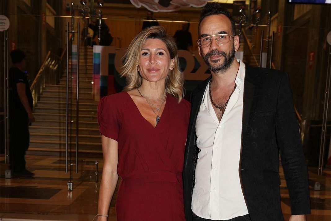 Πάνος Μουζουράκης: Πώς απαντάει για τις φήμες χωρισμού με την Τζίνα Βαρελά