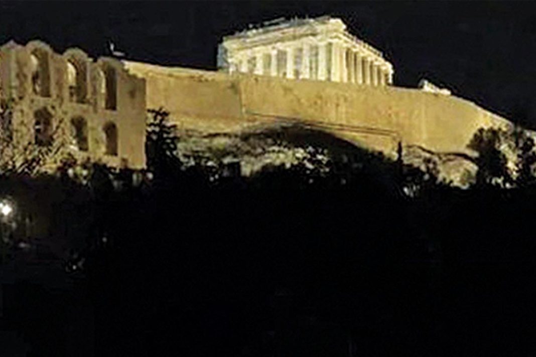 Αλεπού έκανε βόλτα κάτω από την Ακρόπολη
