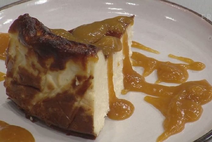 Cheesecake φούρνου με καραμέλα από ροδάκινα Νάουσας