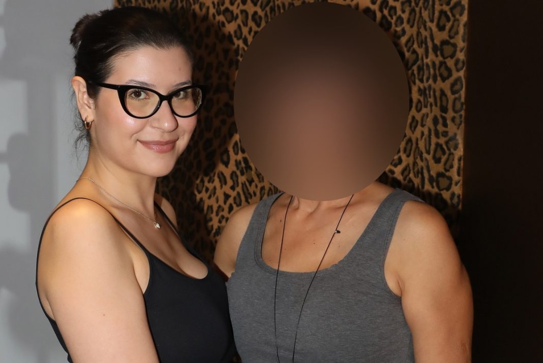 Καταξιωμένη τραγουδίστρια ποζάρει αγκαλιά με τη κόρη της