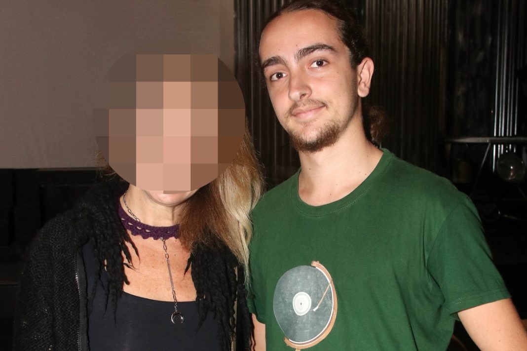 Στο θέατρο με το γιο της γνωστή τραγουδίστρια