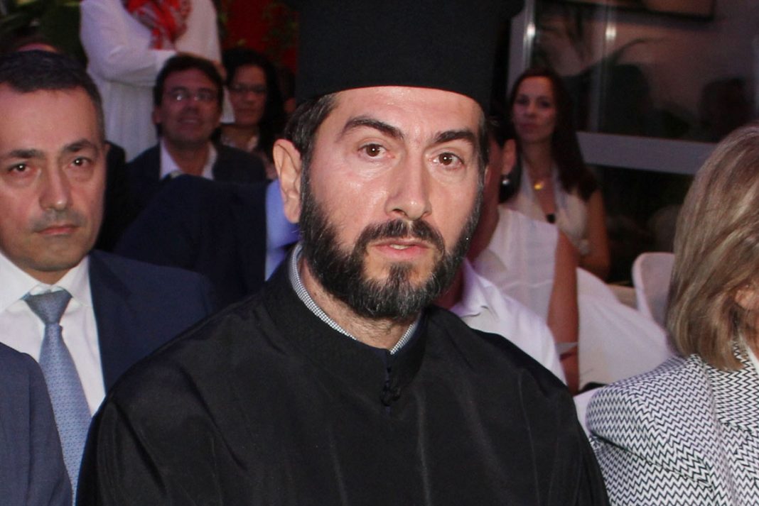 «Καταπέλτης» ο Αρχιεπίσκοπος, απαγορεύει στον πατέρα Αντώνιο τα μυστήρια