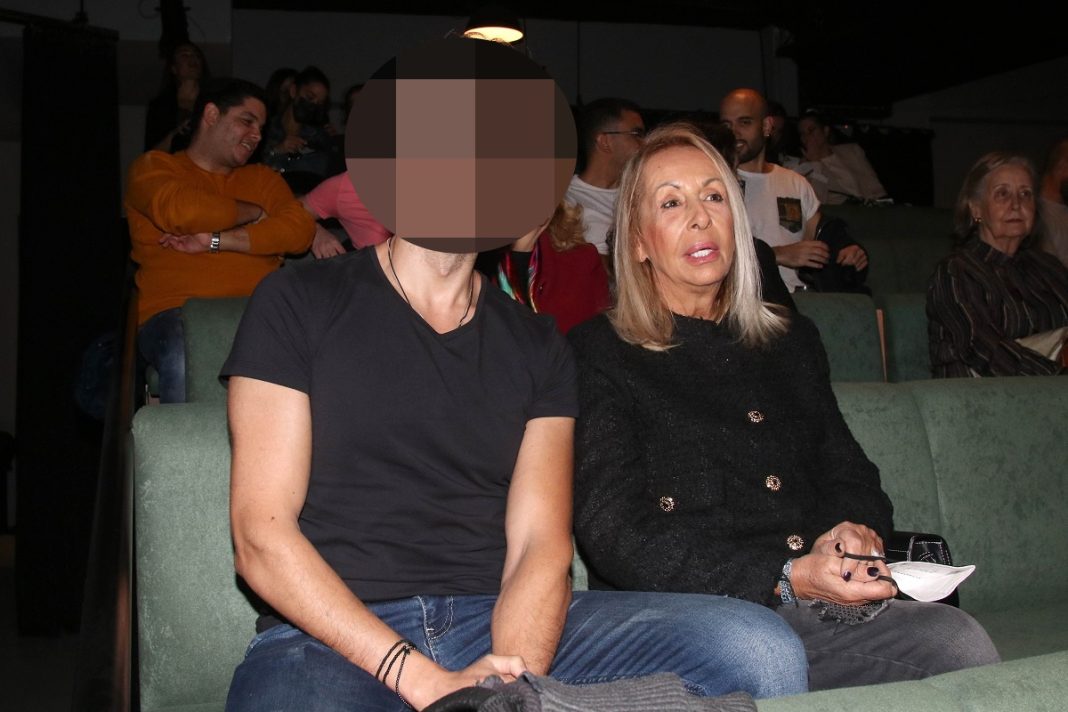 Βραδινή έξοδος με τη μητέρα του έκανε Έλληνας πρωταγωνιστής