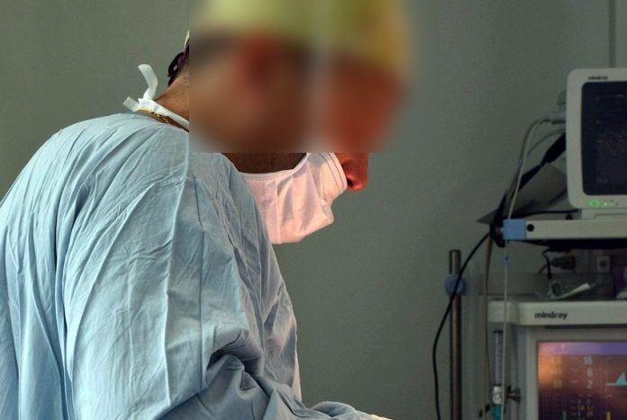 Γνωστός πλαστικός χειρούργος κατηγορείται ότι βίασε δύο ασθενείς του