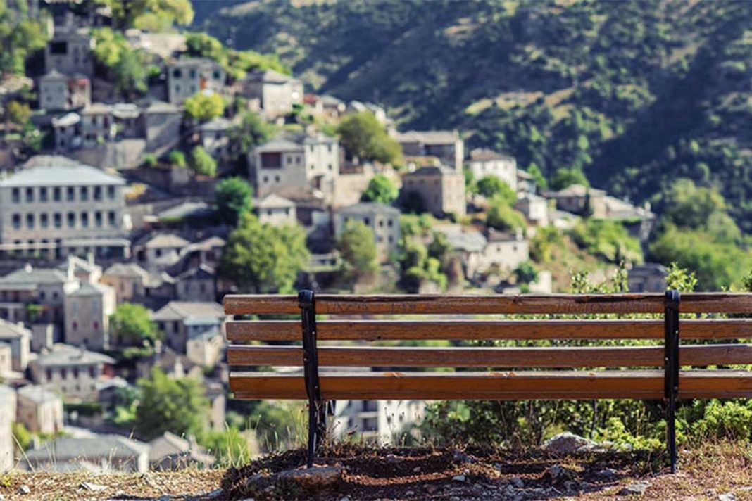Ηράκλειο Κρήτης: Γυμνός άντρας σε παγκάκι
