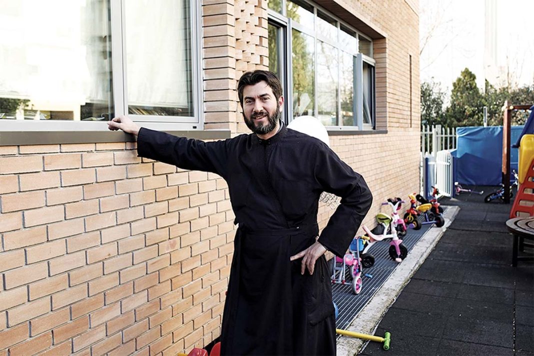 Υπόθεση «Κιβωτού»: Πάντρευαν τροφίμους με ομοφυλοφιλικές τάσεις με κορίτσια