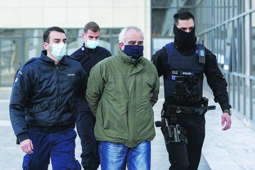 Οκτώ φορές ισόβια και 50 χρόνια κάθειρξη στον ψευτογιατρό