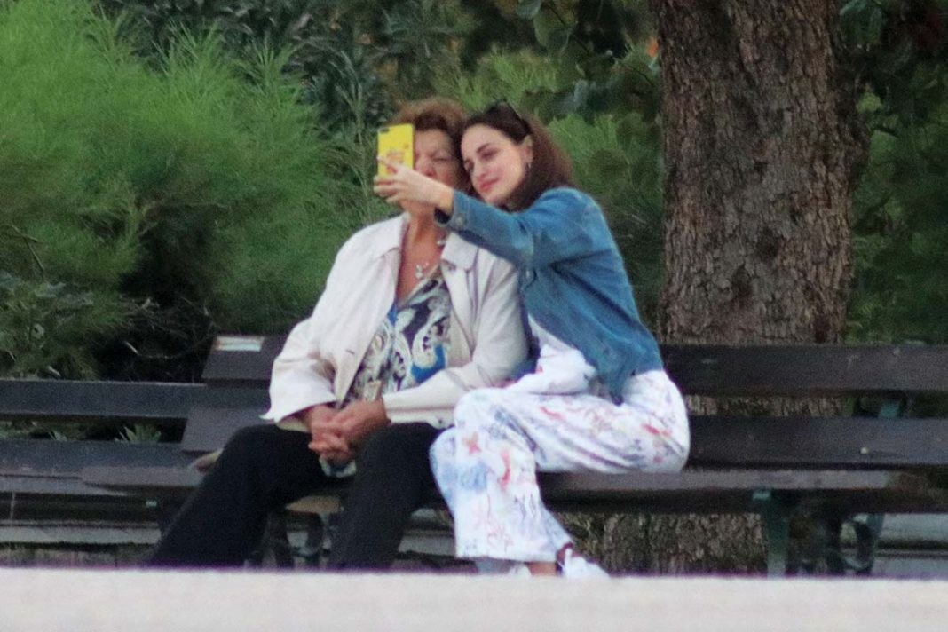 Μαθήματα selfie στη γιαγιά από την κόρη του Τόλη Βοσκόπουλου