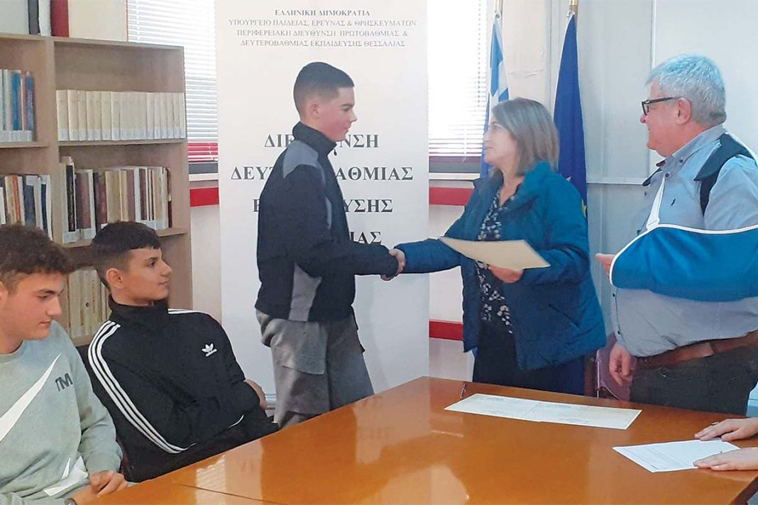 Τρεις πιτσιρικάδες βρήκαν πορτοφόλι και το παρέδωσαν χωρίς δεύτερη σκέψη