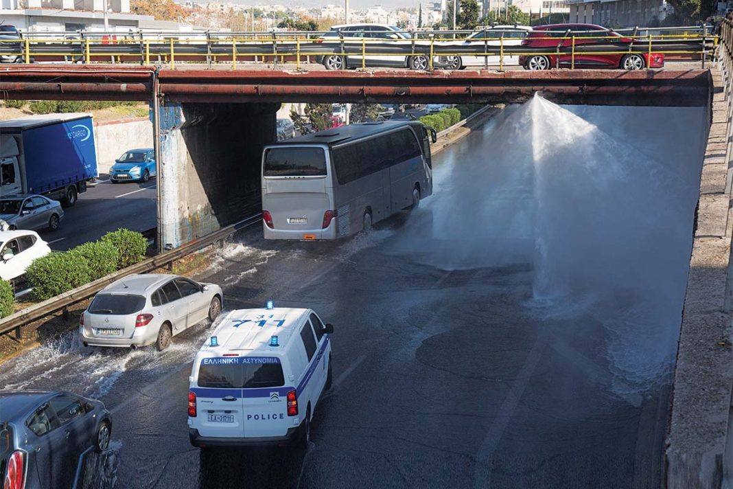 Αγωγός της ΕΥΔΑΠ έσπασε και ο Κηφισός μετατράπηκε σε λίμνη