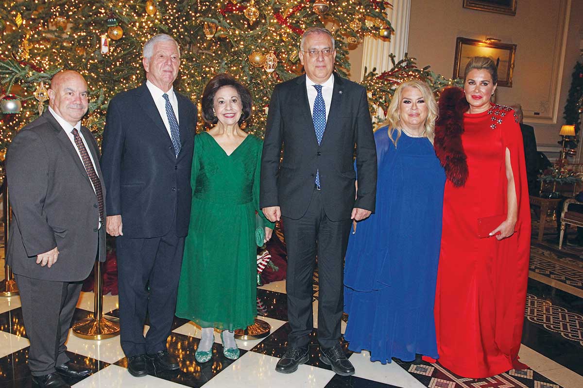 «Μ. Βρεταννία»: Κυβερνητικοί μετά των συζύγων και αλά «crown» κοσμικές κυρίες