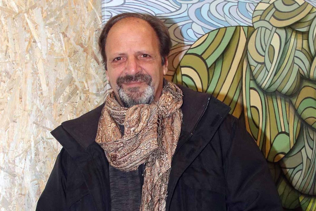 Δημήτρης Αποστόλου για τη σειρά «Δυο Ξένοι»: «Βάλαμε φωτιά και κάψαμε το σενάριο για το 12ο επεισόδιο»
