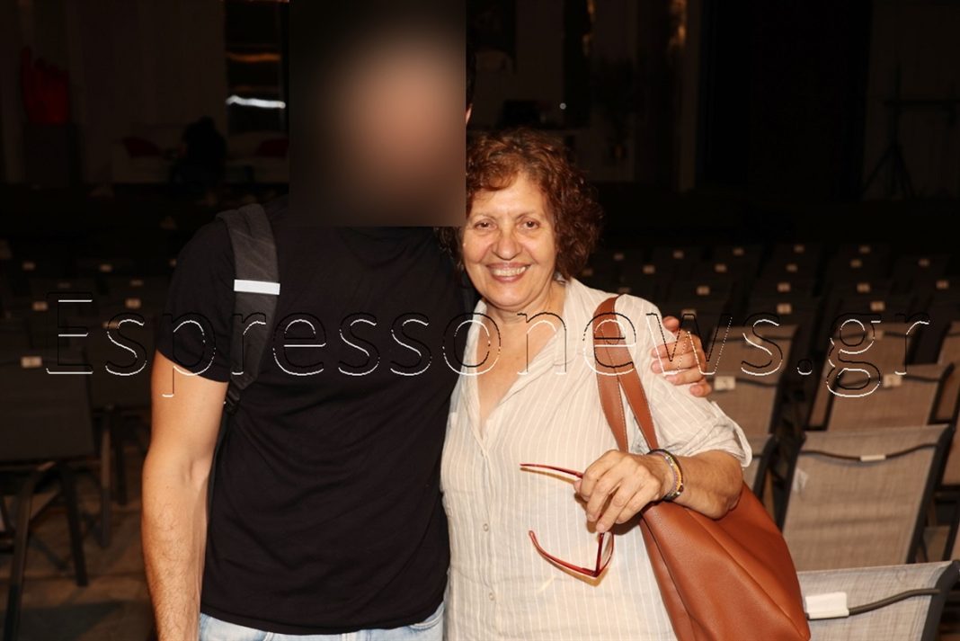 Η γλυκύτατη κυρία της φωτογραφίας είναι μητέρα Έλληνα πρωταγωνιστή
