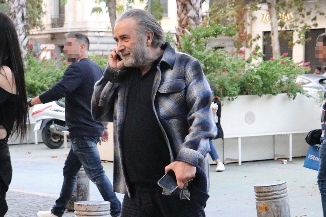 «Τσακώσαμε» τον Λάκη Λαζόπουλο στο κέντρο της Αθήνας