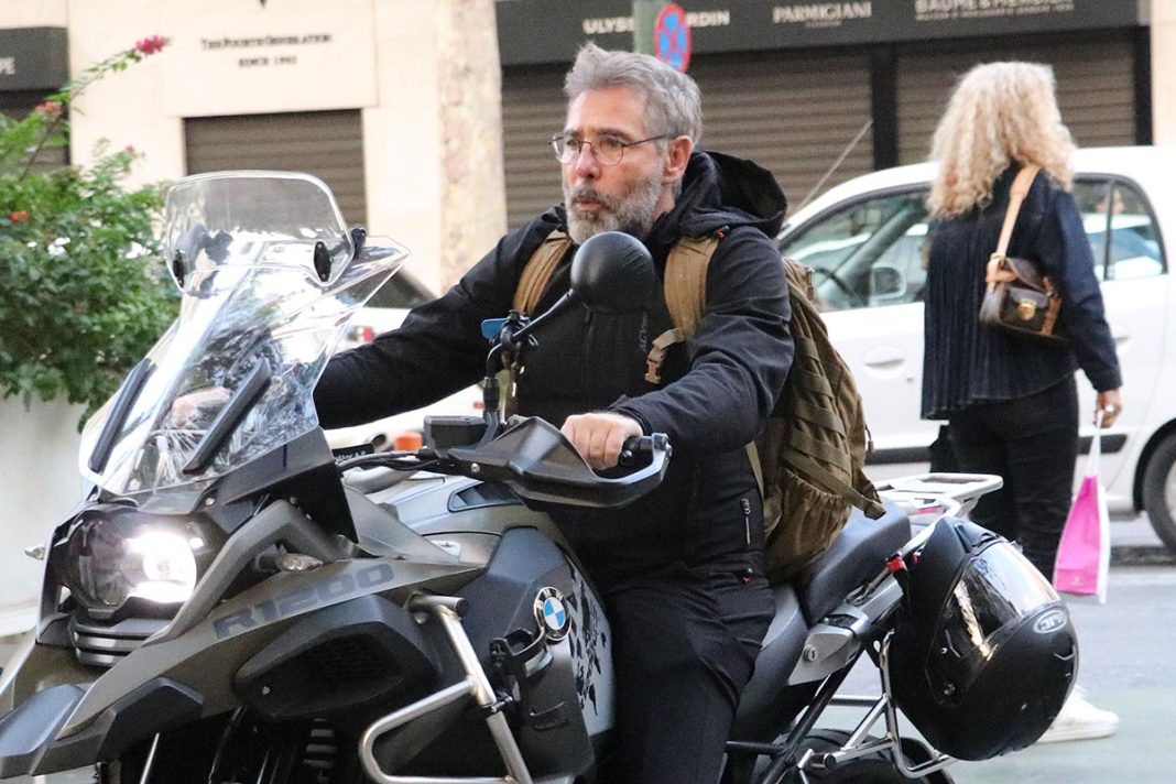 Easy rider ο Θοδωρής Αθερίδης στο κέντρο της Αθήνας