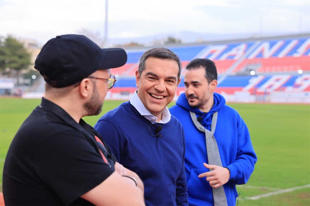 Ο Αλέξης Τσίπρας έπαιξε μπάλα στο YouΤube δίνοντας μια διαφορετική συνέντευξη