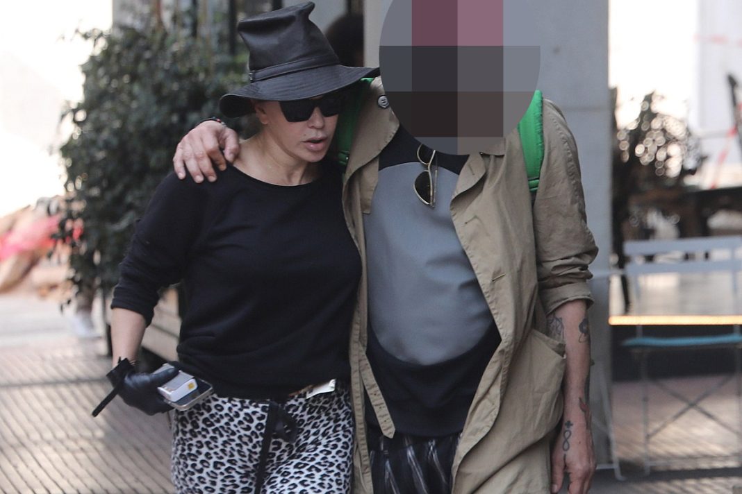 Νατάσα Καλογρίδη: Με ποιον κύριο περπατούσε αγκαλιά στο κέντρο της Αθήνας;