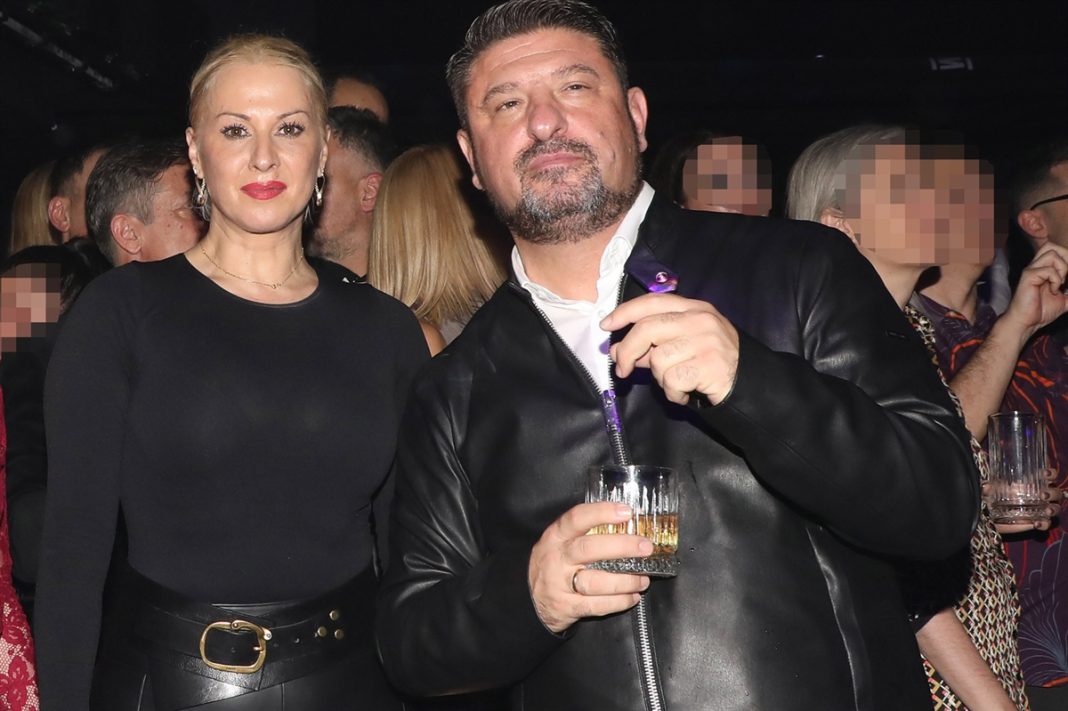 Ο Νίκος Χαρδαλιάς στο τσακίρ κέφι - Νυχτοπερπάτησε με τις γυναίκες της ζωής του