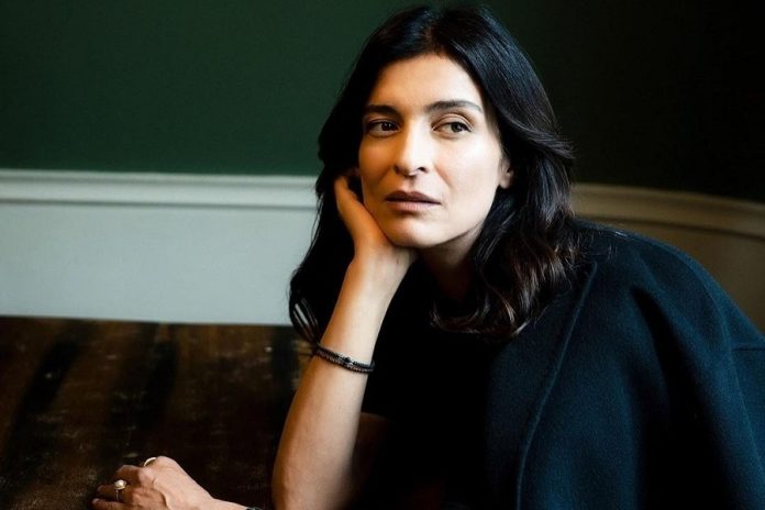 Η Αντιγόνη Κουλουκάκου ποζάρει τόπλες στην παραλία