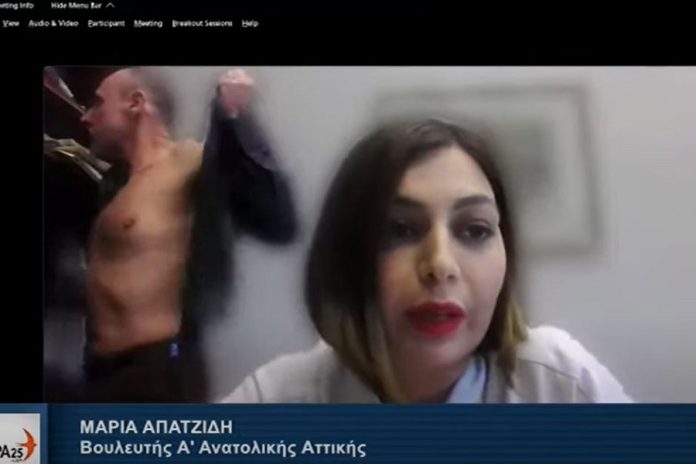 Ο Κλέων Γρηγοριάδης ξεντύνεται την ώρα που η Μαρία Απατζίδη μιλάει μέσω webex σε επιτροπή της Βουλής