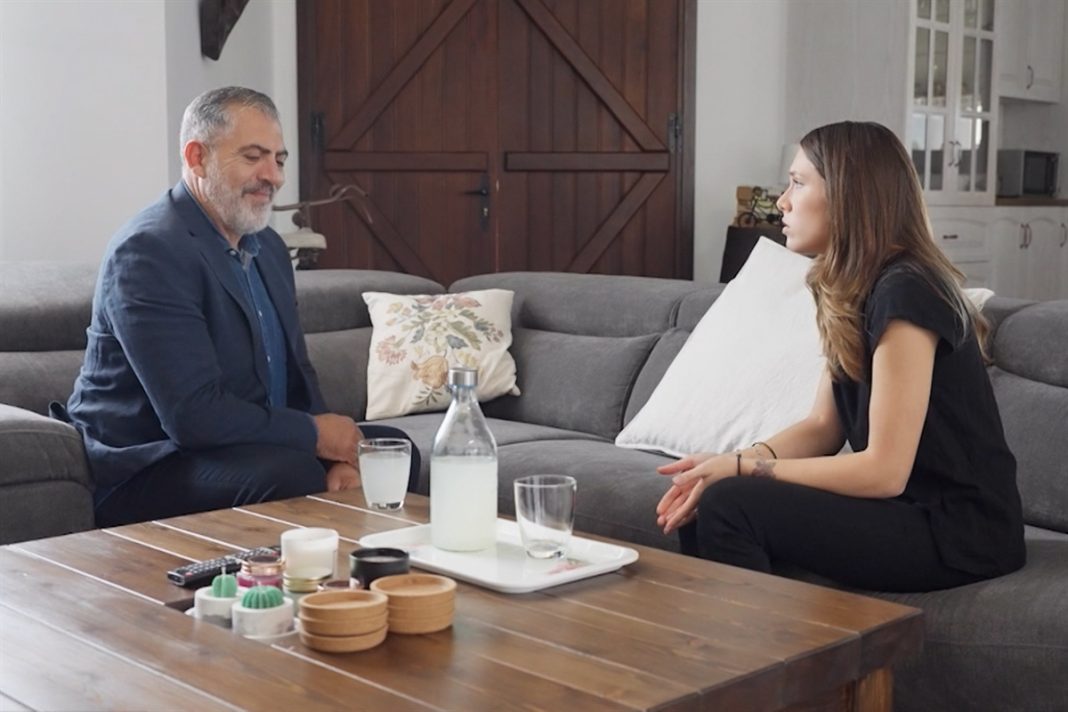 «Η γη της ελιάς»: Ο Δημοσθένης υποψιάζεται ότι ο Ορέστης είναι μυστικός αστυνόμος και δίνει εντολή να ψάξουν