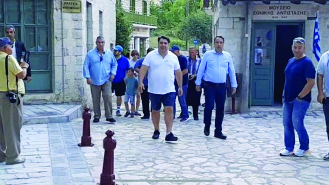 Ο Μπομπ Μενέντεζ μάς χαιρετάει τον Πλάτανο