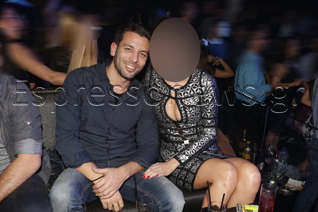 Παρουσιάστρια ποζάρει αγκαλιά με τον αδελφό της