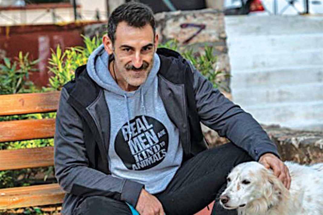 Γνωστοί καλλιτέχνες πόζαραν στον φακό, στο πλαίσιο καμπάνιας για την υιοθεσία ζώων