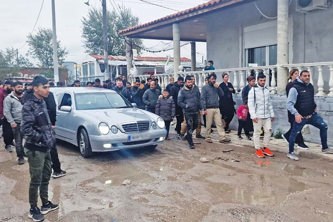 Φίλοι και συγγενείς αποχαιρέτησαν τον 16χρονο Ρομά