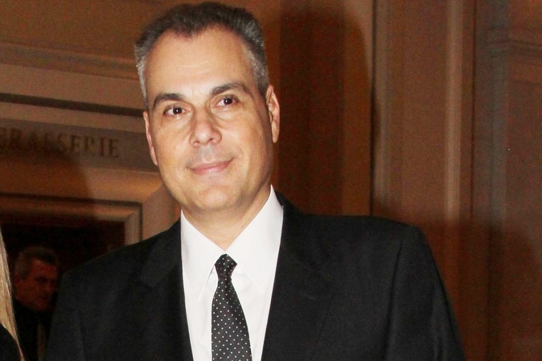 «Τσακώσαμε» τον Νίκο Στραβελάκη με τη σύζυγο και τον γιο τους στο Μαρούσι για ψώνια