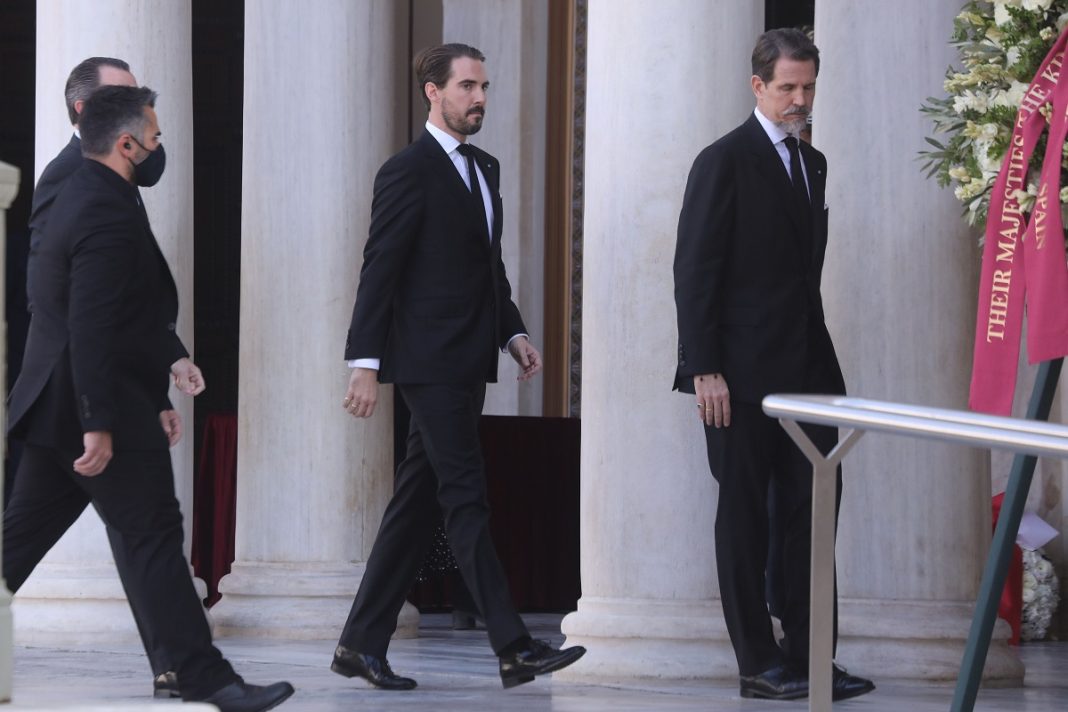 Κηδεία τέως βασιλιά Κωνσταντίνου: Το χειροκρότημα στους γιους του μόλις έφτασαν στην Μητρόπολη