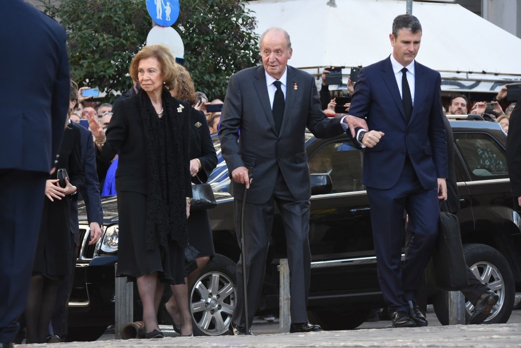 Κηδεία τέως βασιλιά Κωνσταντίνου: «Σας αγαπάμε», φώναζε ο κόσμος τις αδελφές έξω από την εκκλησία