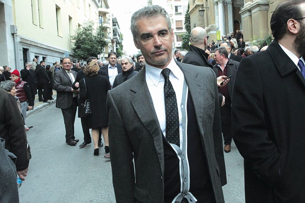 Ο Άρης Σπηλιωτόπουλος διαφωνεί να ταφεί ο τέως ως ιδιώτης: «Όταν δεν υποκλίνεσαι στους νεκρούς σου»