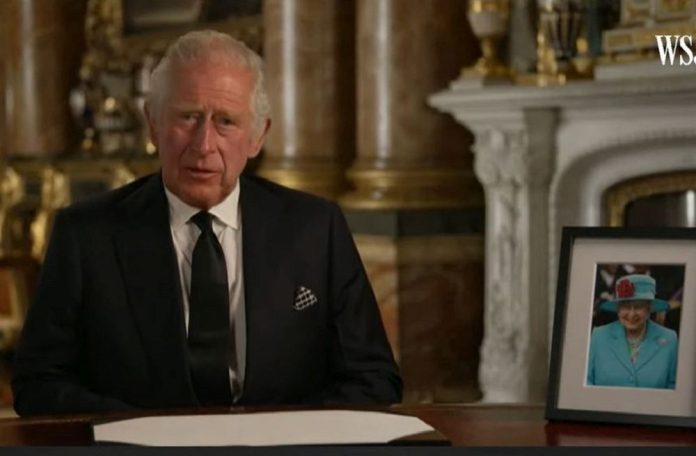 «Τρικλοποδιά» στον βασιλιά Κάρολο