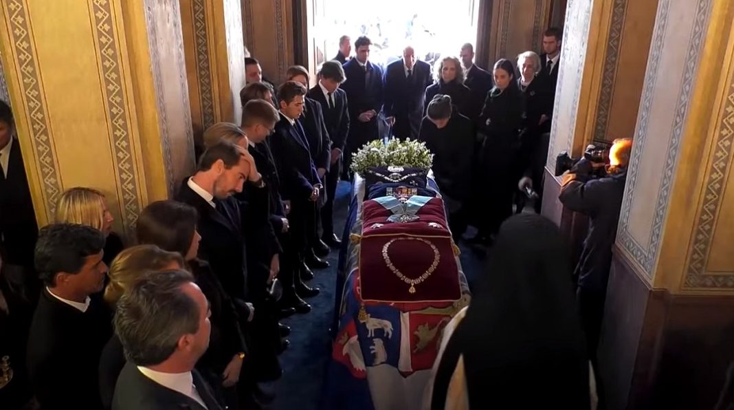 Η σορός του τέως βασιλιά Κωνσταντίνου στο Τατόι για την ταφή – Δείτε live