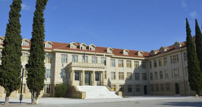 Άγνωστοι εισέβαλλαν στο Κολέγιο Αθηνών οπλισμένοι