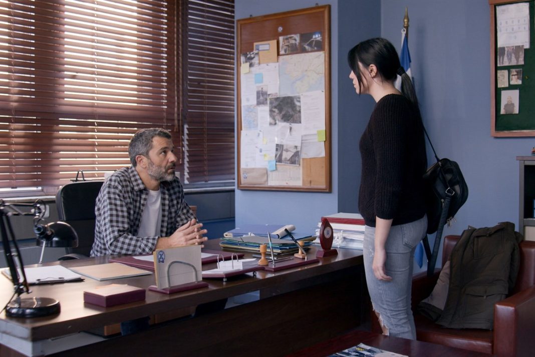 Αλίκη Κακολύρη: Η «κόρη» του Πέτρου Λαγούτη στους «Παγιδευμένους» ποζάρει τόπλες