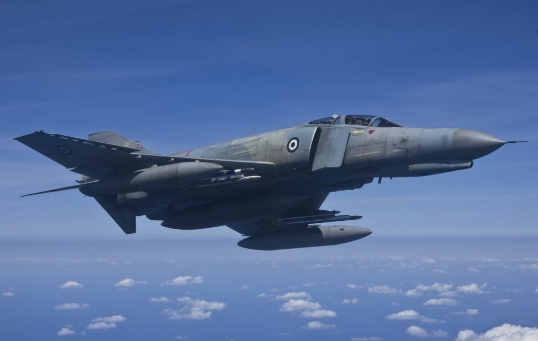 Έπεσε F-4 Phantom της Πολεμικής Αεροπορίας στην Ανδραβίδα - Αγνοούνται οι χειριστές