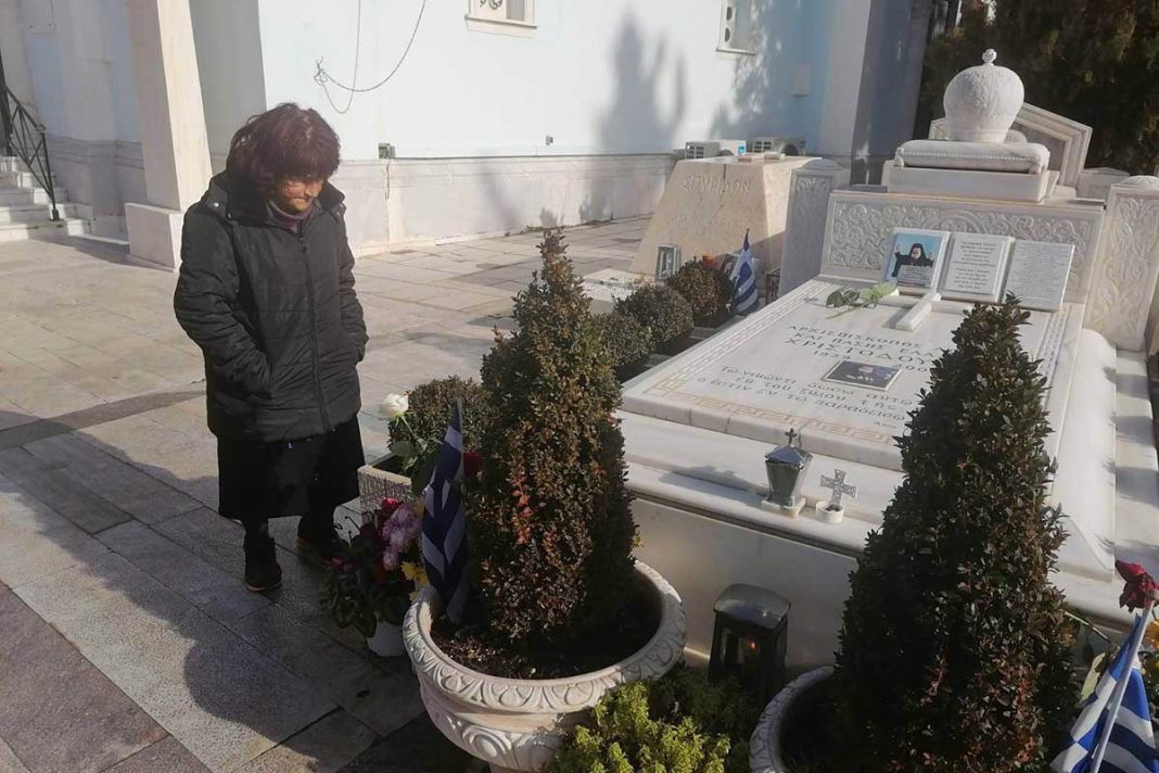 Η γυναίκα που επισκέπτεται επί 15 χρόνια τον τάφο του μακαριστού Αρχιεπισκόπου Χριστόδουλου