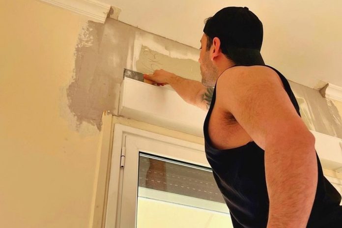Έφυγε από τη «Γη της ελιάς» και το έριξε στις οικοδομικές εργασίες