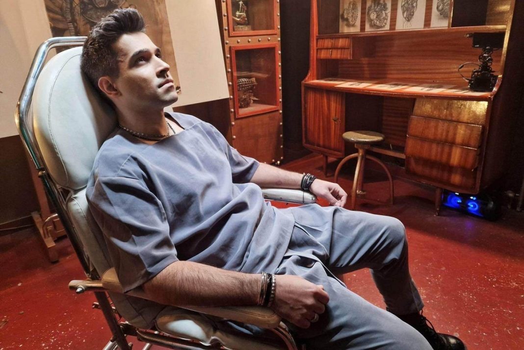 O Βασίλης Δήμας μάς συστήνει «Το ομορφότερο κορίτσι»