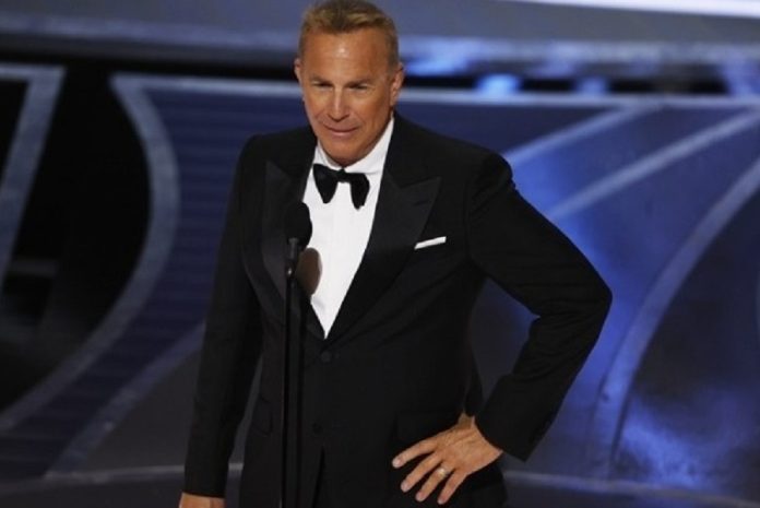 Grammy 2023: Το ευχαριστώ του Κέβιν Κόστνερ στον Κλάιβ Ντέιβις